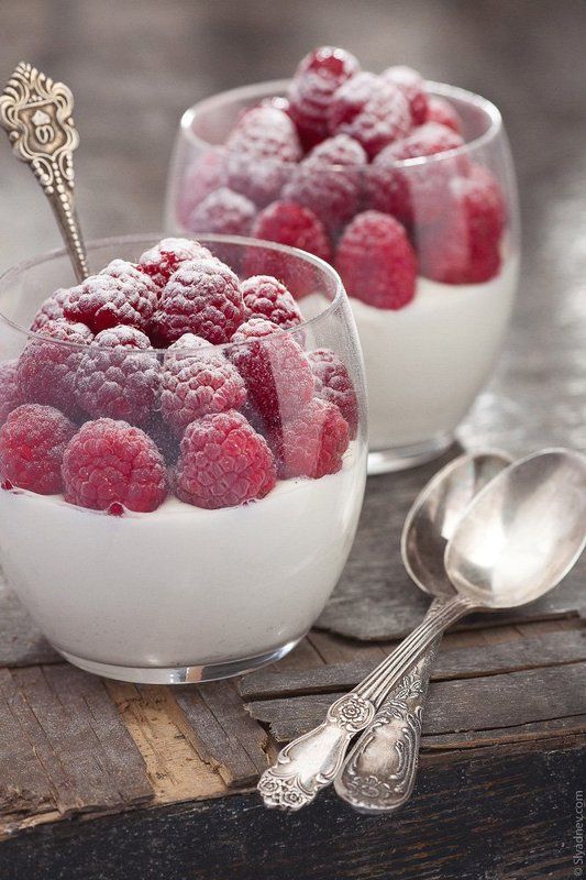 Buko cheese mousse with raspberriesphoto preview