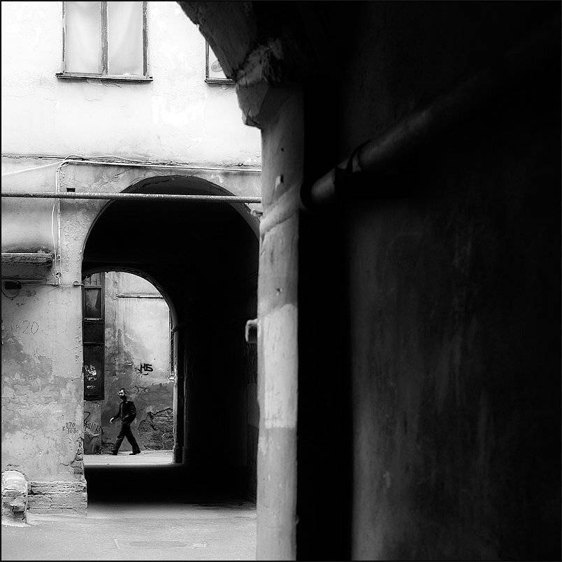 Черно-белый питерский квадратный дворовый этюд. Автор: Kirill Shapovalov петербург, центр, чб, квадрат, Kirill Shapovalov