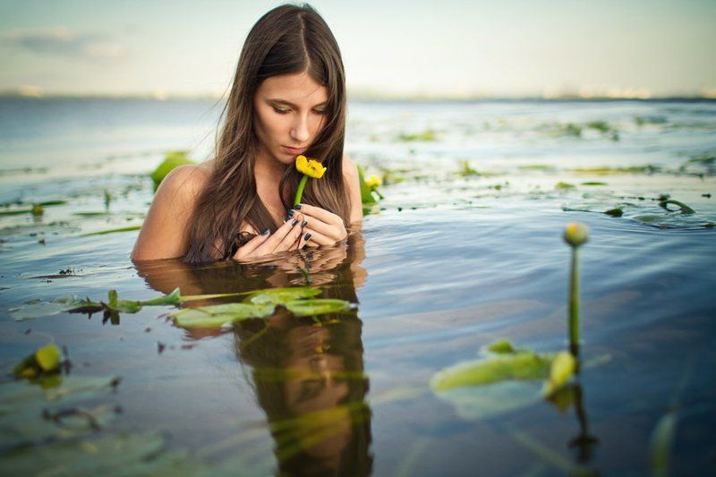 лето, вода, девушка провожая летоphoto preview