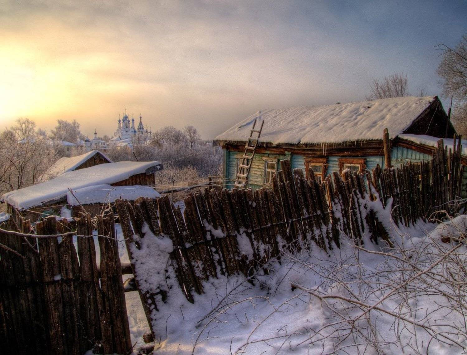 Дом у оврага. Автор: Андрей Макаров муром, дом, овраг, зима, церковь, утро, восход, Андрей Макаров