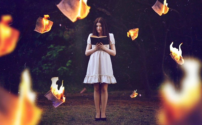 Девушка с книгамиphoto preview