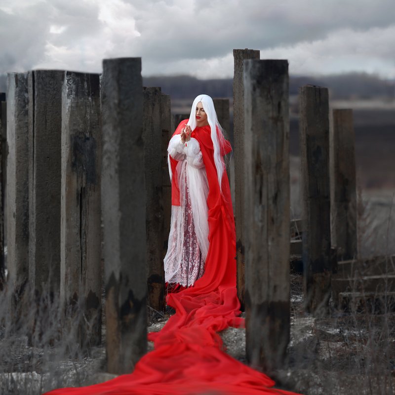 бесплодная земля, красный плащ, белые волосы, блондинка, сваи, хмурое небо, серый photo preview