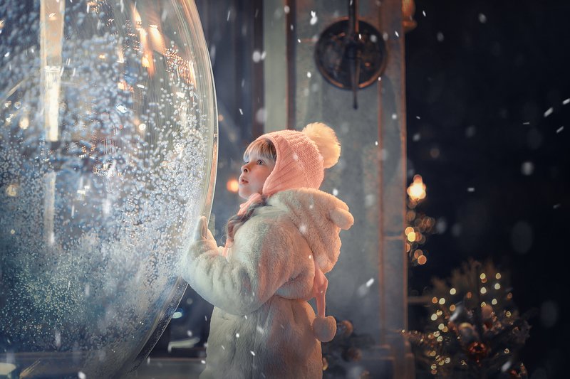 Девочка и шарphoto preview