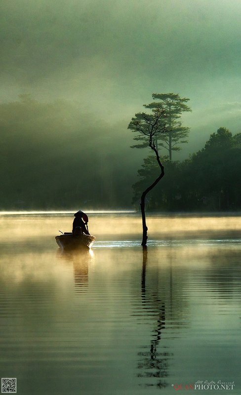 quanphoto, landscape, morning, sunrise, dawn, rays, fishing, boat, tree, reflections, foggy, lake, plateau, vietnam Just Dreamingphoto preview