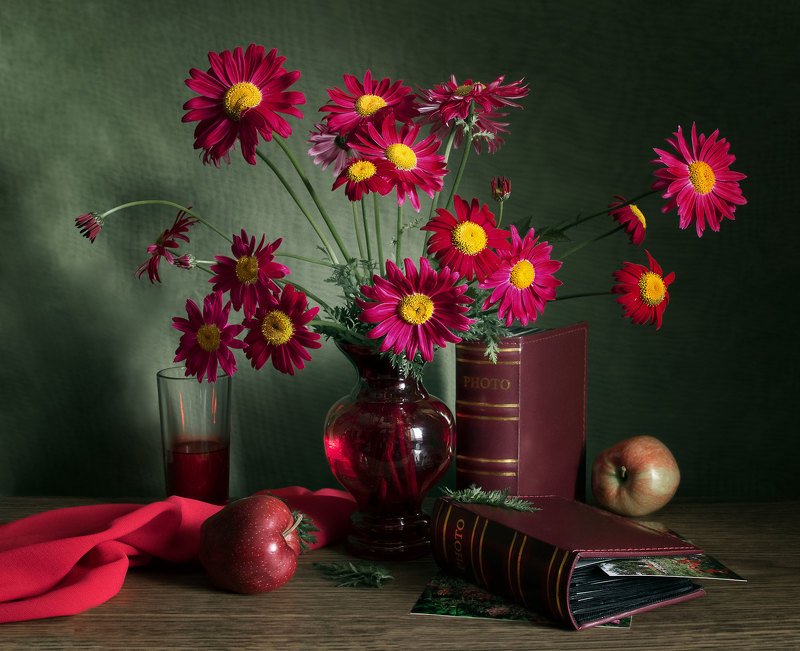 натюрморт, цветы, красные ромашки, пиретрум красный, ваза, фотоальбом, фотографии, яблоки, стакан, сок, напиток Фотоальбомыphoto preview