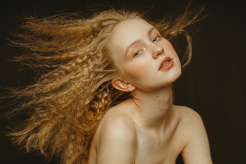 портрет, импульсный свет, молодые девушки, юность, юные, летящие волосы, длинные волосы Youngphoto preview