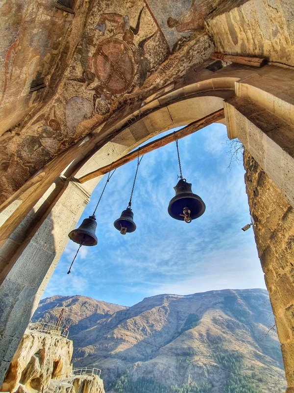 Вардзиа, горы, город в горах, скальный город Скальный город Вардзиа (Грузия) фото превью