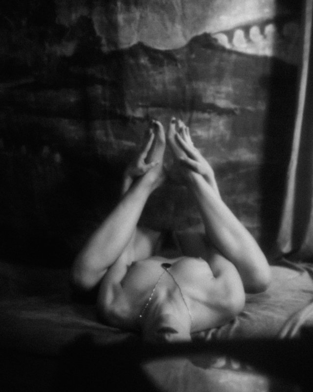 naked,nude,spread,fineart,girl,model,erotic,fetish,sensual,sexual,adult,legs,feet,bw,blackandwhite,women,body,female, Lips...photo preview