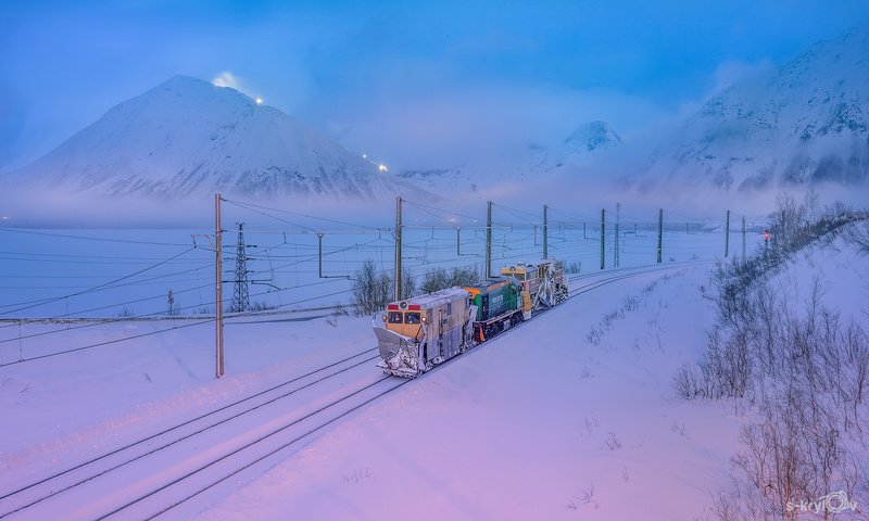 кировск, мурманск, апатиты, горы, туман, зима, рассвет, полярная ночь, железная дорога, поезд, снегоочиститель, закат, озеро, север, kirovsk, murmansk, apatity, mountains, fog, winter, dawn, polar night, railway, train, snow blower, sunset, lake, north ***photo preview