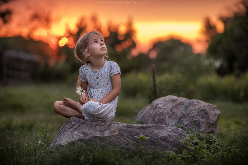 little dreamer girl cute dranikowski bokeh sunlight sundown natural light grass rocks nature no retouching 85mm little dreamerphoto preview