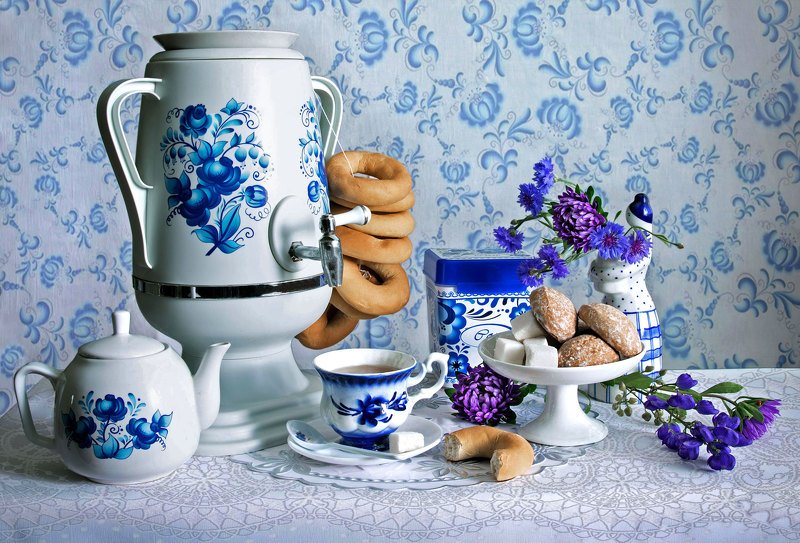 натюрморт , гжель, самовар, чайник,  чай, чашка, блюдце, сахар, баранки, ваза, пряники, скатерть, цаеты, петушок, собачка Гжельphoto preview
