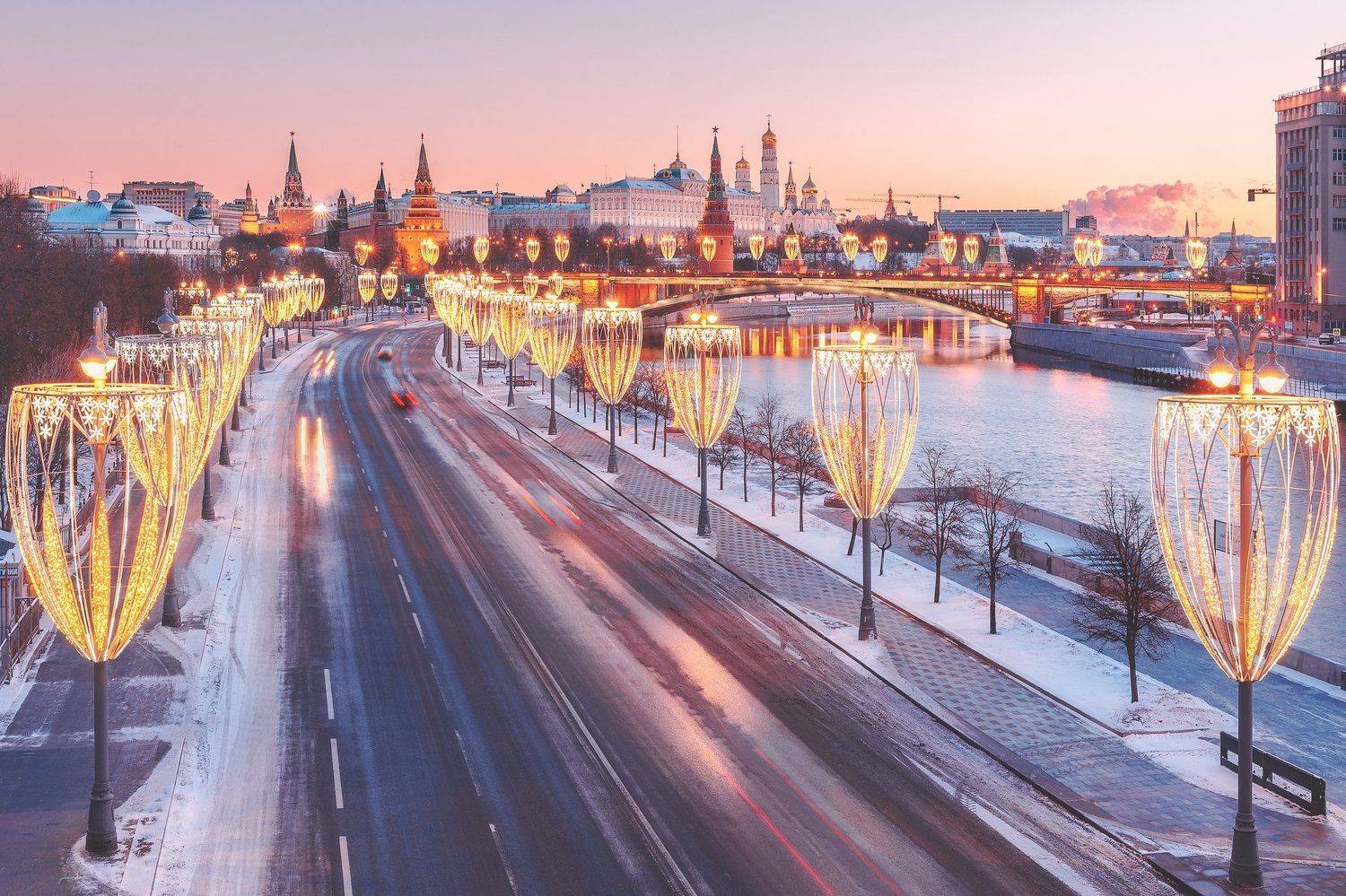 Дорога к Кремлю. Автор: Анастасия Мазурева москва, новый год, new year, moscow, decoration, кремль, лед, праздник, снег, snow, отражение, патриарший мост, огни, иллюминация, дорога, рассвет, Анастасия Мазурева