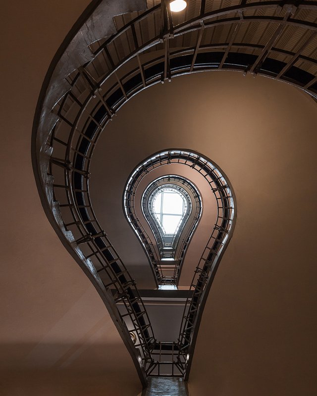 лестница, свет, архитектура, лампочка, парадные, паттерны, прага Лампочкаphoto preview