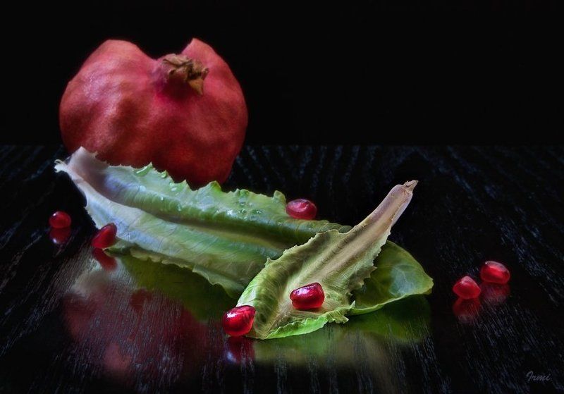 Гранат и листья салатаphoto preview