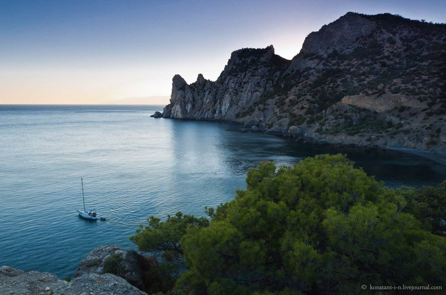 Тихий вечер в Голубой бухте. Автор: Konstant-i-n пейзаж, закат, вечер, море, горы, бухта, крым, новый свет, Konstant-i-n