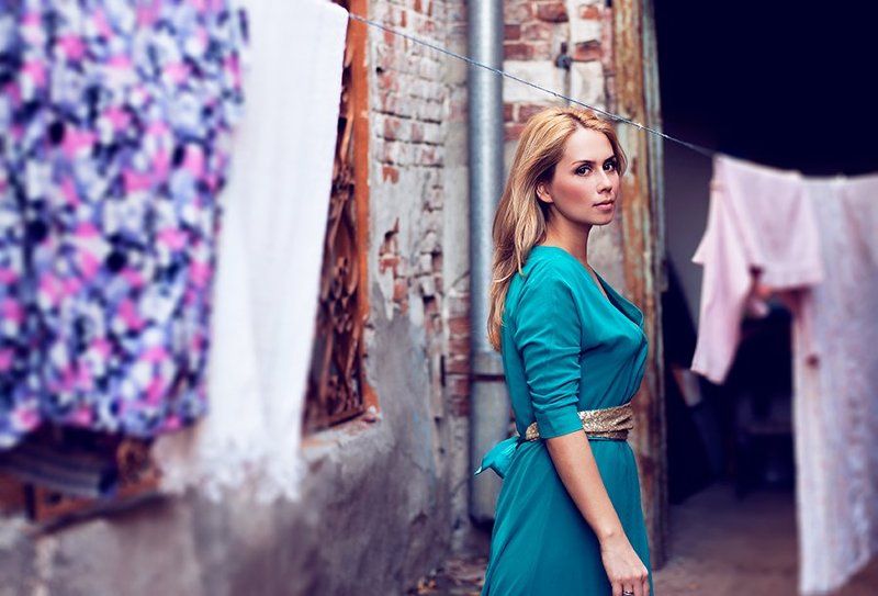 портрет, девушка, дворик, стирка Lady\'s jobphoto preview