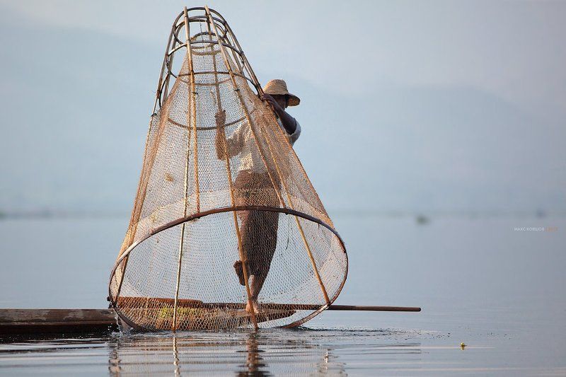 мьянма, бирма, озеро инле, рыбак, лодка, сеть Мьянма. Утро на озере Инле.photo preview