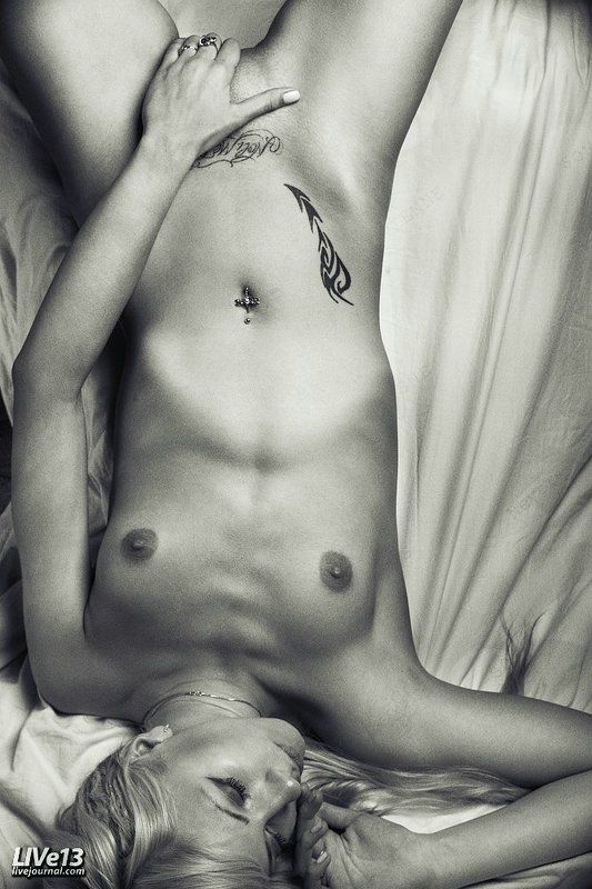 На уголке кроватиphoto preview