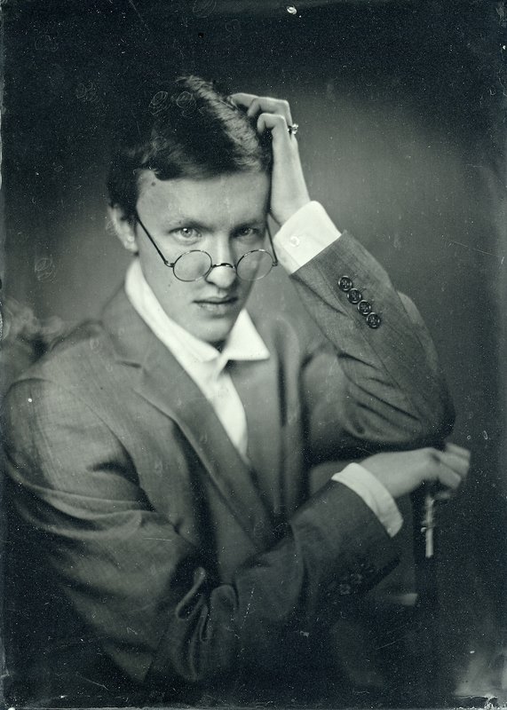 Портрет молодого человекаphoto preview