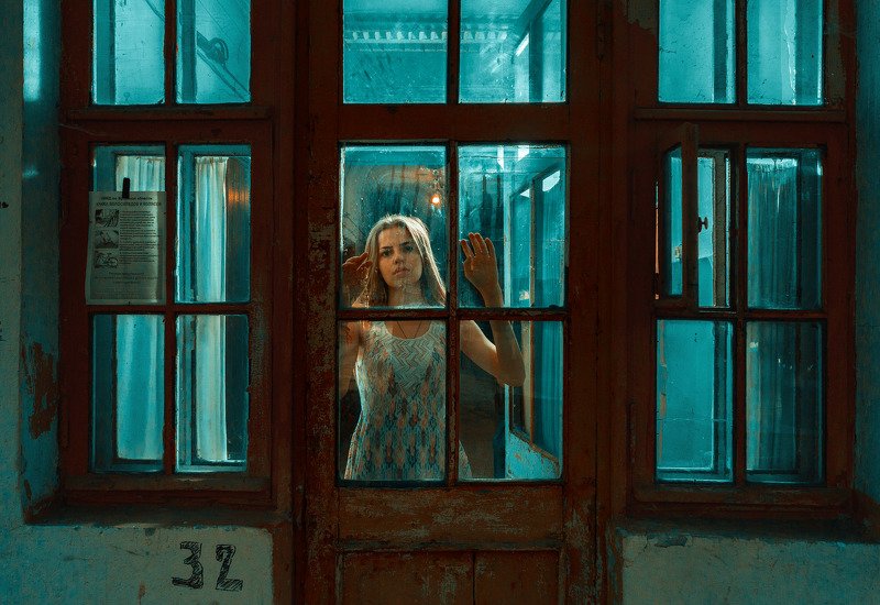 девушка, зеленый, свет, подъезд, парадная, красиво Светphoto preview