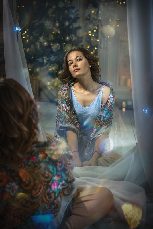 девушка зеркало отражение портрет новый год Отражениеphoto preview