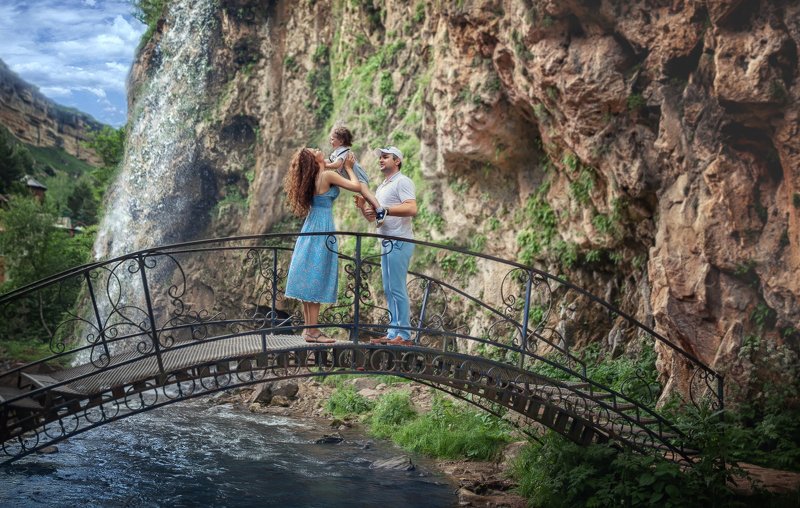 У водопадаphoto preview