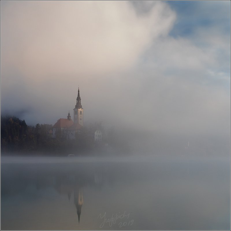 Туман на озере Бледphoto preview