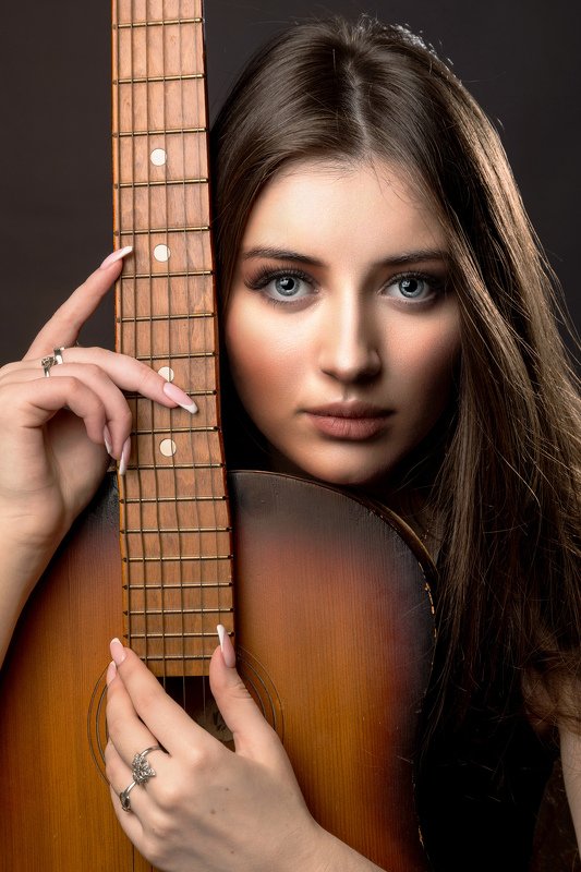 Девушка с гитаройphoto preview