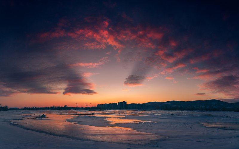 пейзаж, природа, рассвет, восход, зоря, облака, небо, дуга, багровые, красные, лед, снег, холод, мороз, енисей, красноярск, сибирь, путешествие, утро, зима, панорама, город, река Ветреное, ледяное, багровое, но все же доброе утроphoto preview