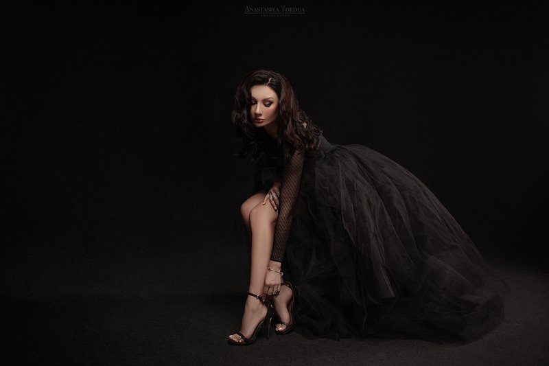 тордуа фото девушка черныйфон художественноефото недотрогаphoto preview