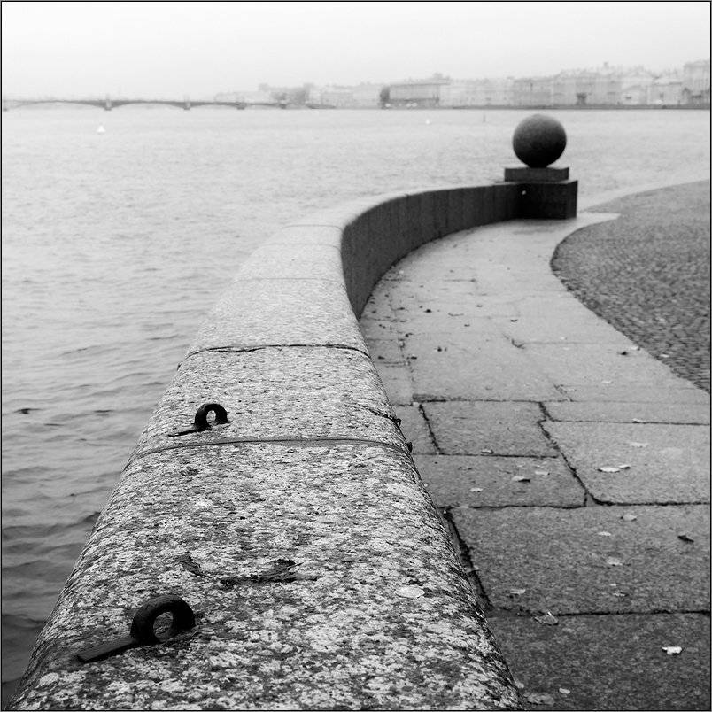 Простая черно-белая питерская невская квадратная картинка. Автор: Kirill Shapovalov петербург, центр, нева, чб, квадрат, Kirill Shapovalov