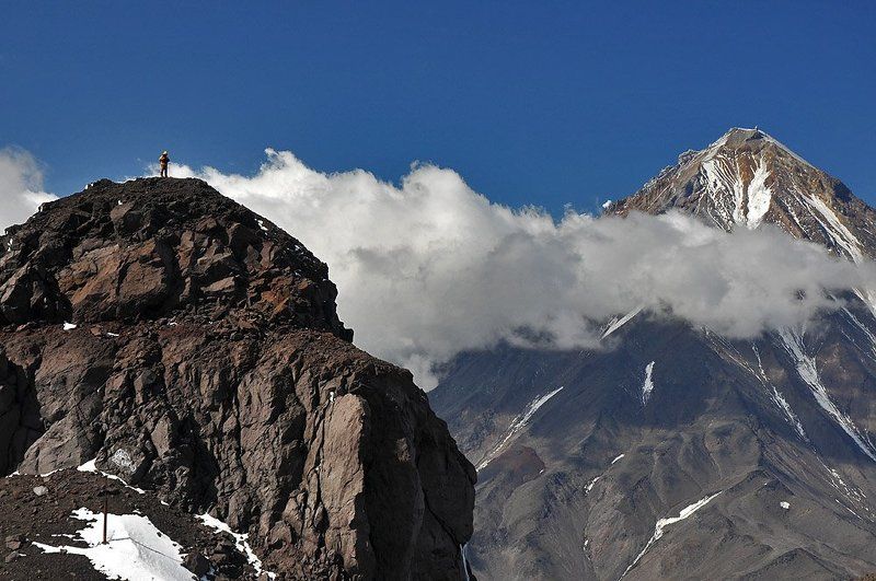 камчатка, вулкан, авача, корякский Человек на вершинеphoto preview