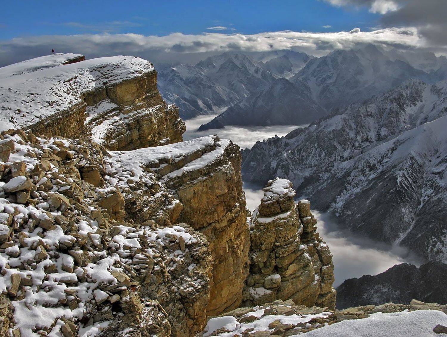 О больших горах и маленьком человеке. Автор: Михаил Голубев горы,кавказ,осетия,поход,зима,скалы,облака, Михаил Голубев