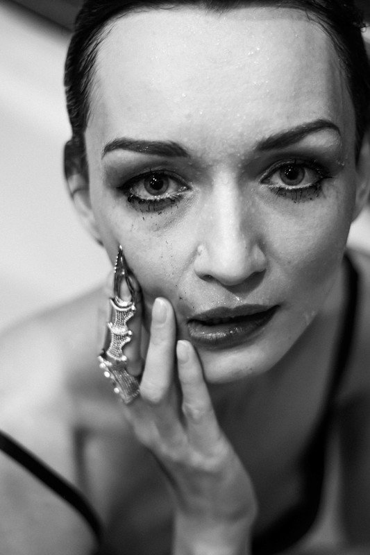 взгляд, глаза, капли воды, мокрая, в ванной,черно-белое Капли воды на лицеphoto preview