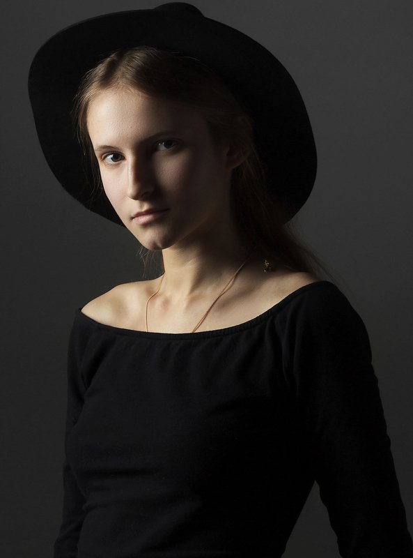 portret Девушка в шляпеphoto preview