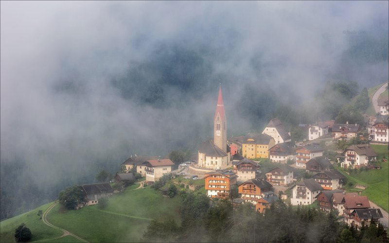 доломитовые альпы,pieve-di-marebbe,деревня,val-pusteria,лето,италия,туман,alps,morning,colors,fog Туман обволакивает... фото превью