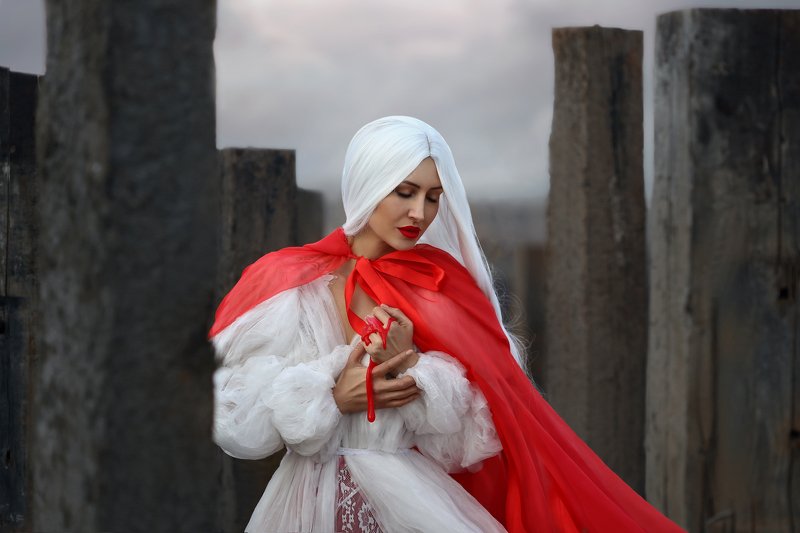 белый, красный, красный с белым, сваи, блондинка, белые волосы, красный плащ photo preview