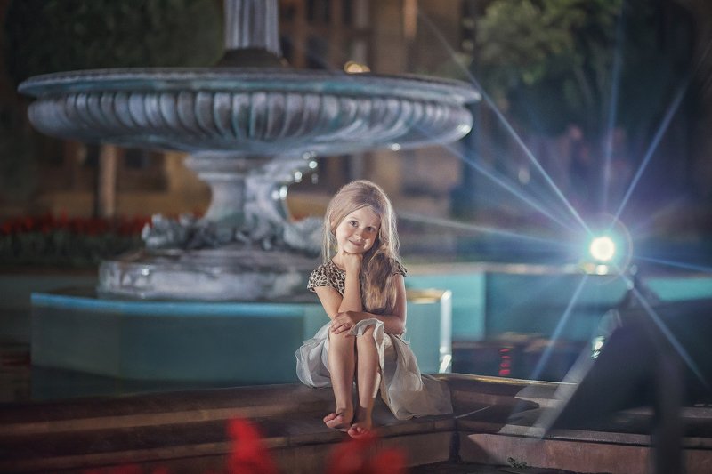 У фонтана photo preview