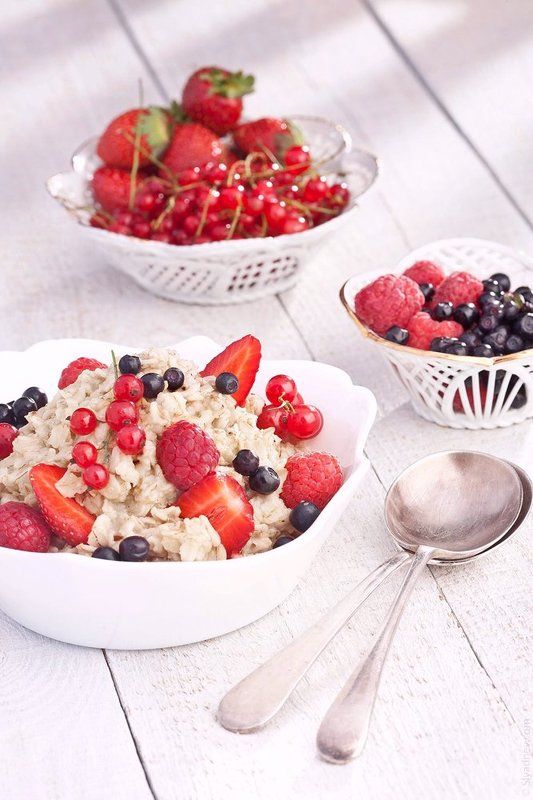 Овсяная каша с ягодамиphoto preview