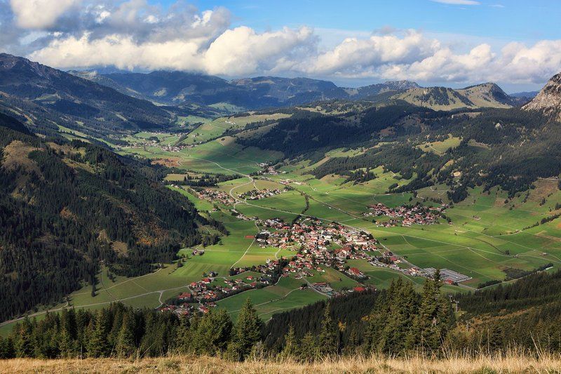 австрия, альпы среди гор, под облакамиphoto preview