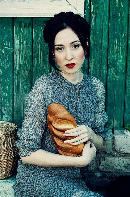 портрет, батон, деревня, гламур Портрет с батономphoto preview