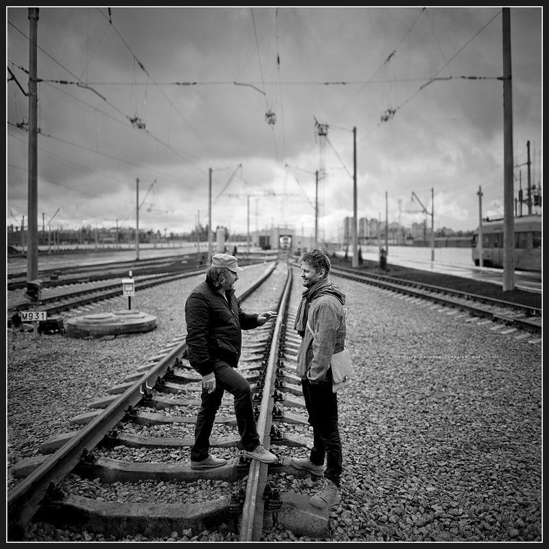 Один говорил что жизнь - это поезд, другой говорил - что перрон...photo preview