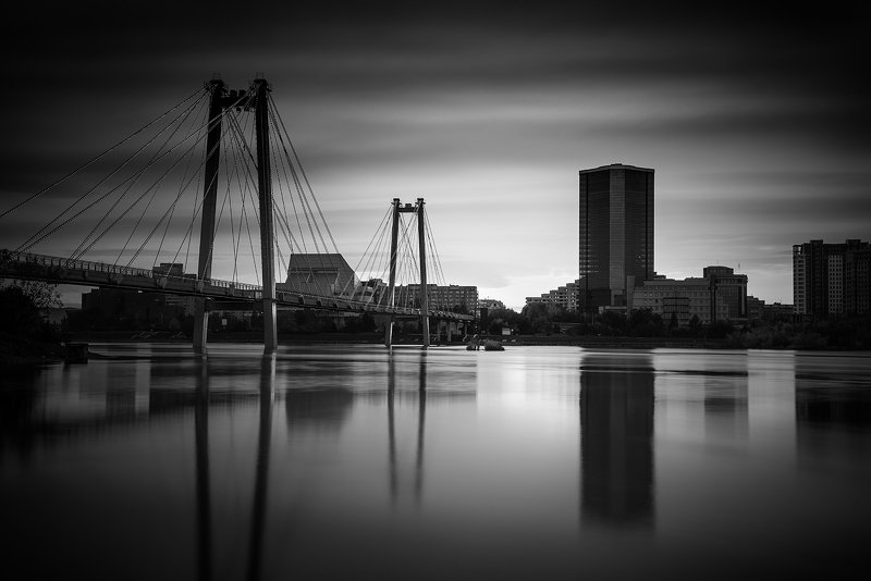 пейзаж, природа, город, архитектура, красноярск, енисей, сибирь, мост, вантовый, подсветка, берег, набережная, свет, отражения, река, закат, большой, высокий, небоскреб, чб, черно-белое Город погружается в ночьphoto preview