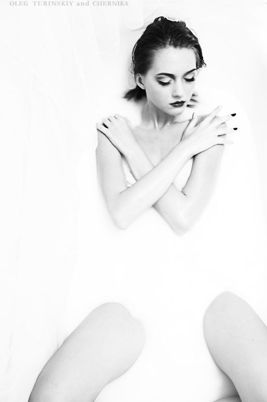 тело женщина ноги молоко ванная чб Молокоphoto preview