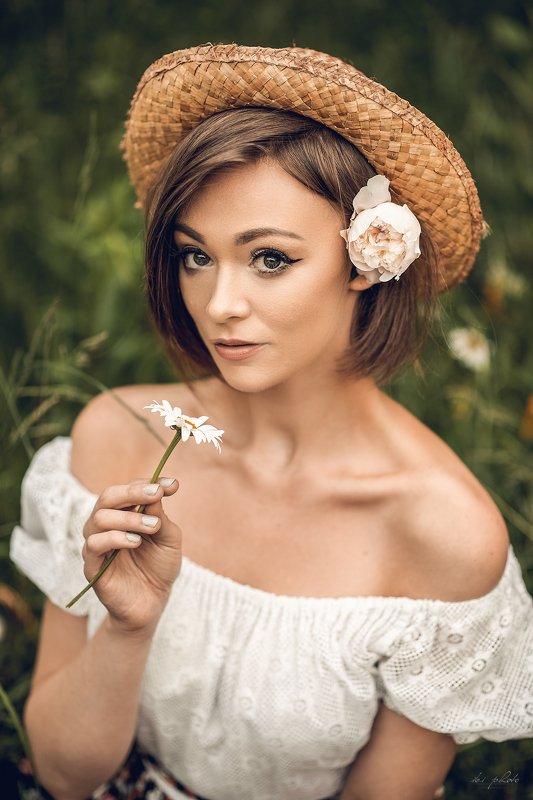 woman girl female portrait retro vintage summer Flowerphoto preview