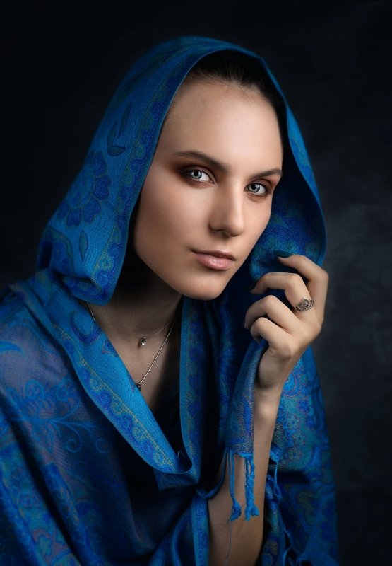 Девушка в платкеphoto preview