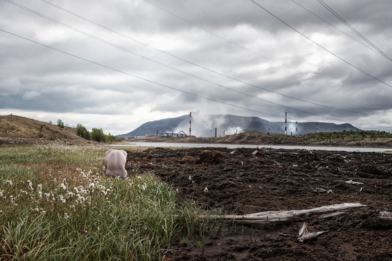 пейзаж, ню, голый, торс, завод, трубы, загрязнение, грязь, земля, трава Адам 2.0photo preview