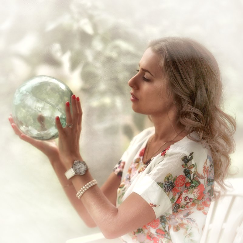 свет, модель Девушка с шаромphoto preview