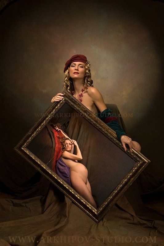 Девушка с портретомphoto preview