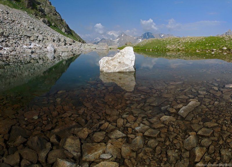 Озеро и каменьphoto preview